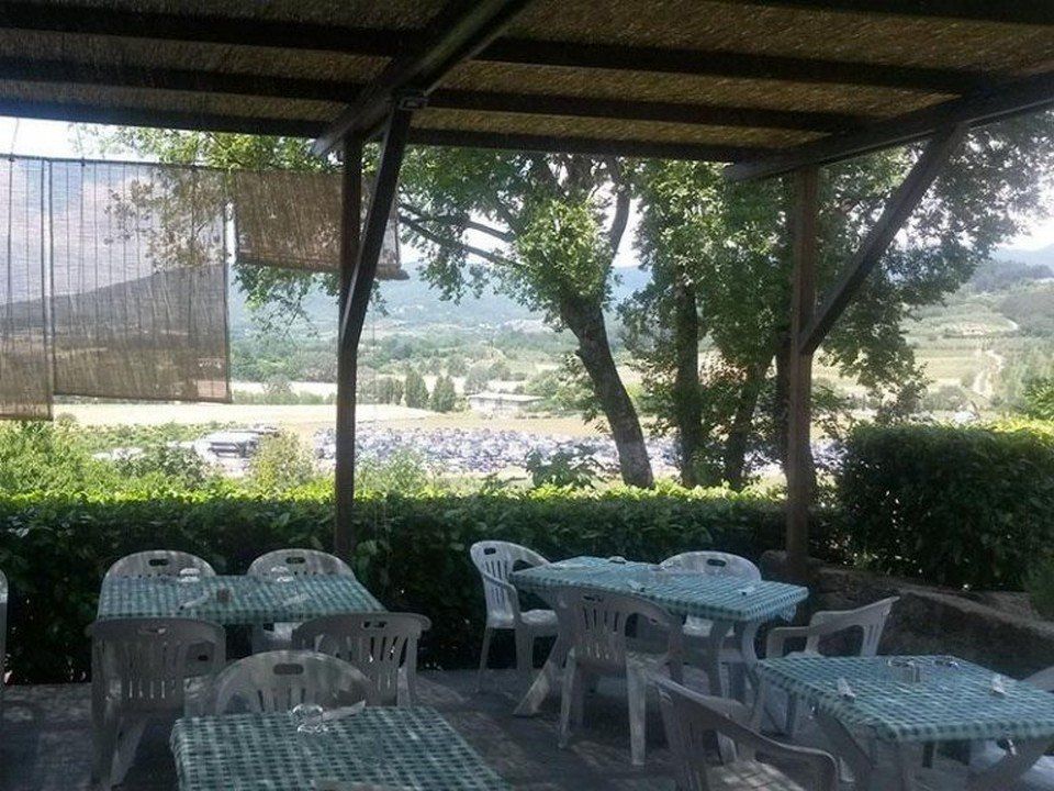 veranda con tavoli