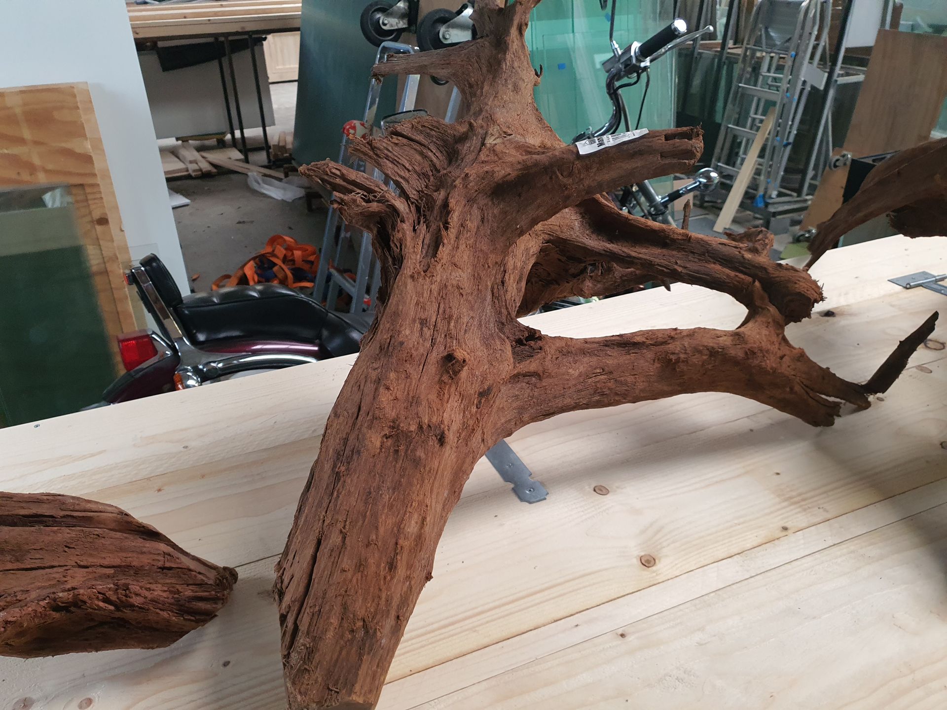 Op een houten tafel ligt een groot stuk hout.