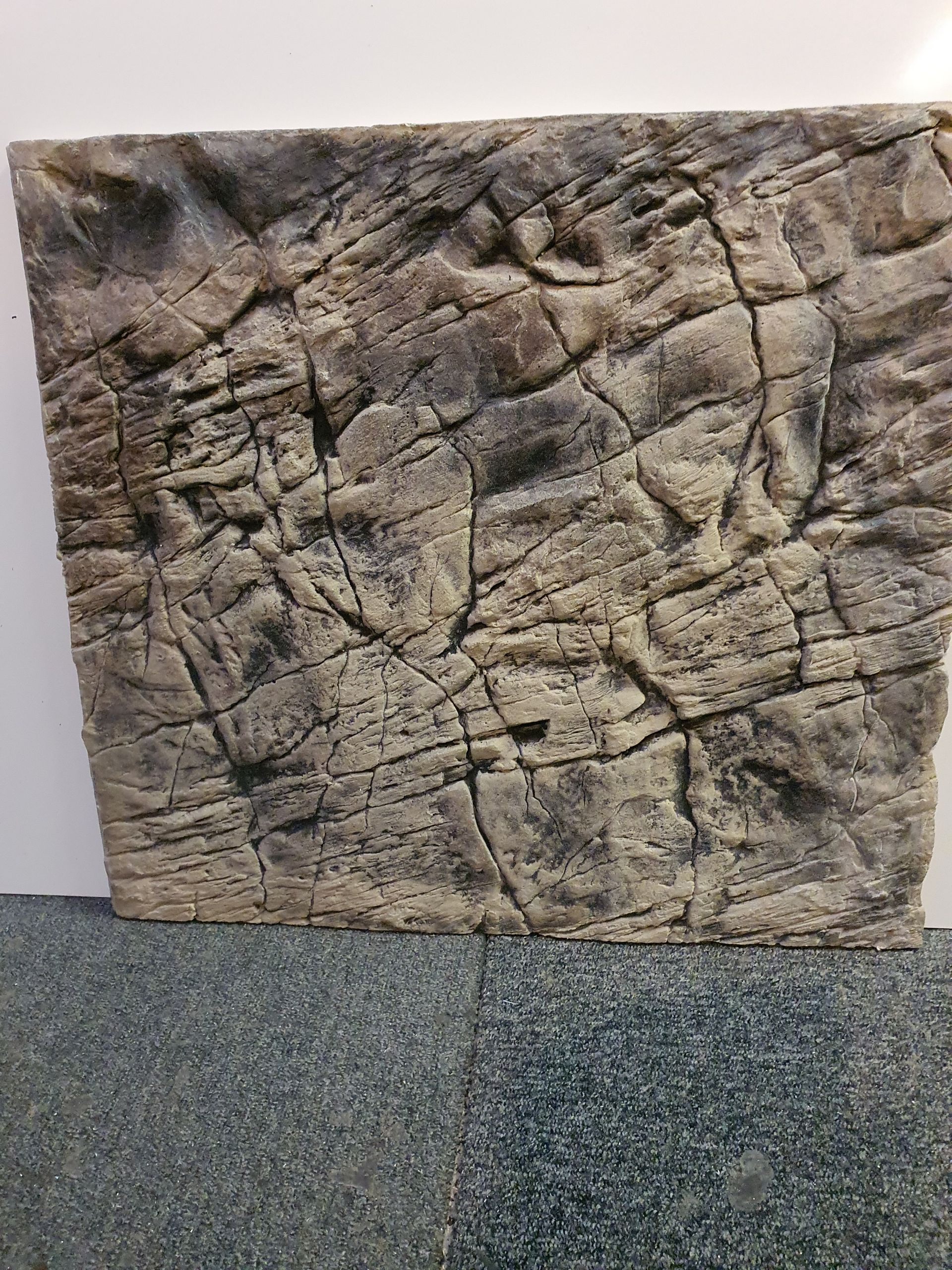 Er ligt een stuk steen op een tafel.