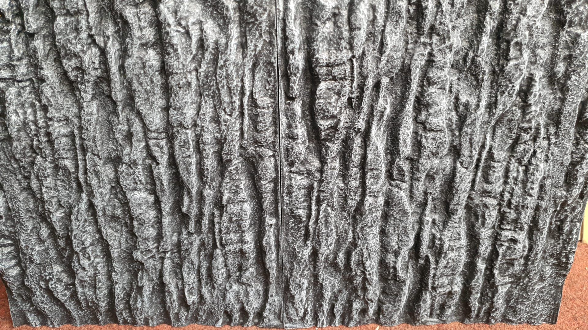 Een close-up van een stuk hout dat op boomschors lijkt.