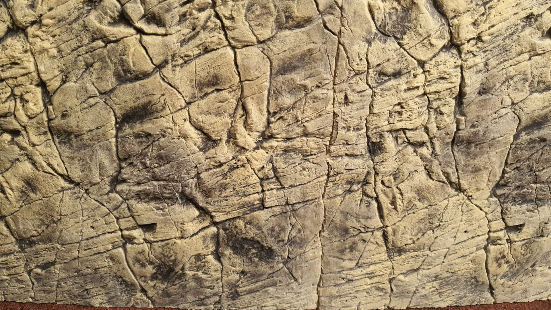 Een close-up van een stuk hout met een gebarsten textuur.