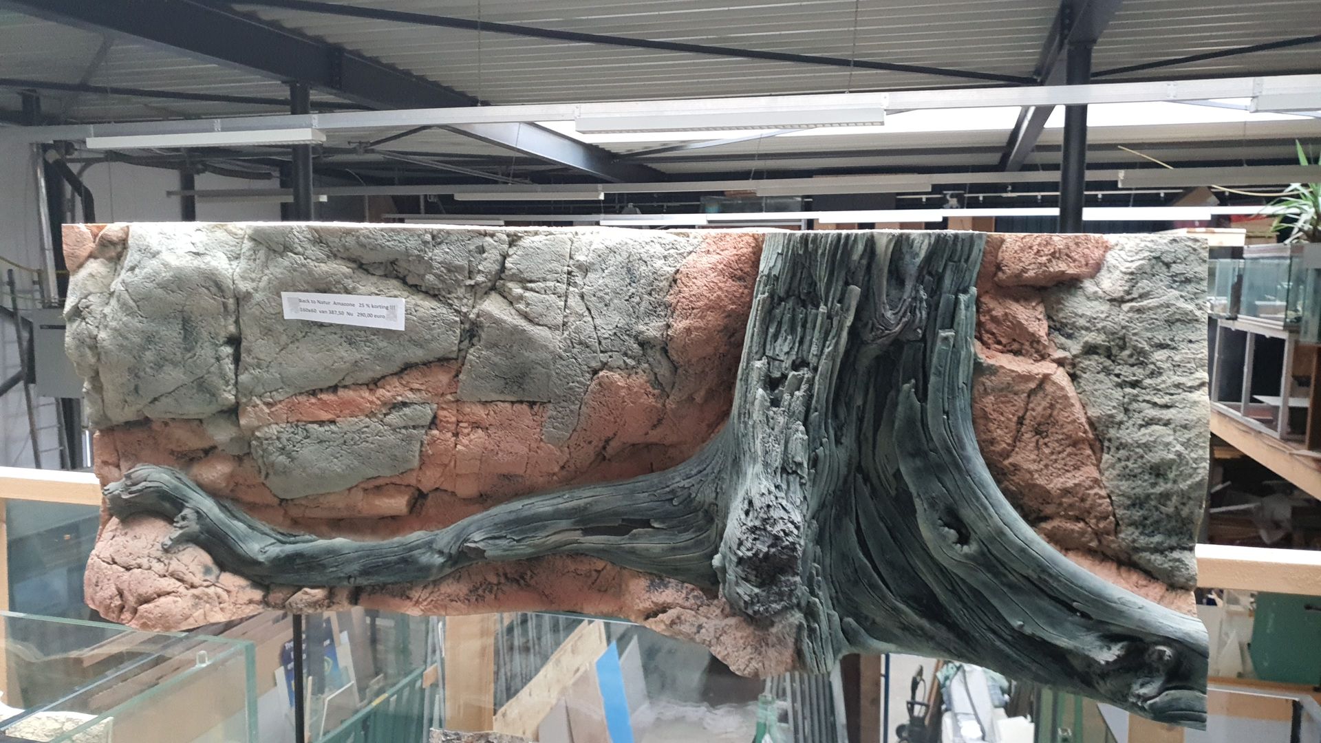 Een groot stuk hout ligt op een tafel in een kamer.