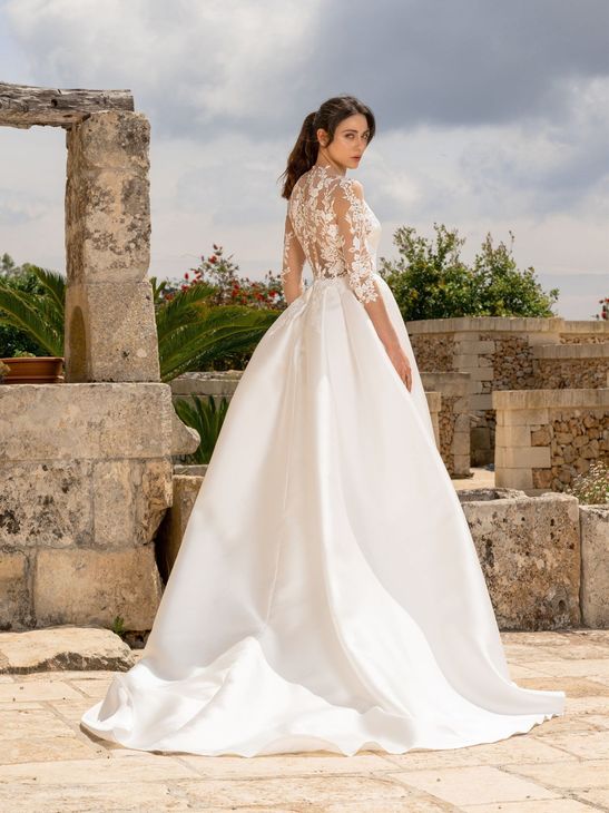 modella con abito da sposa Corin