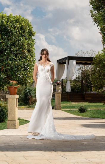 modella con abito da sposa Corin