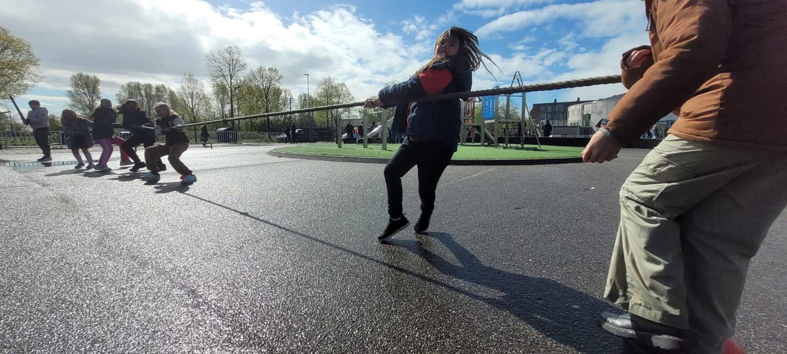 Kinderen trekken aan touw