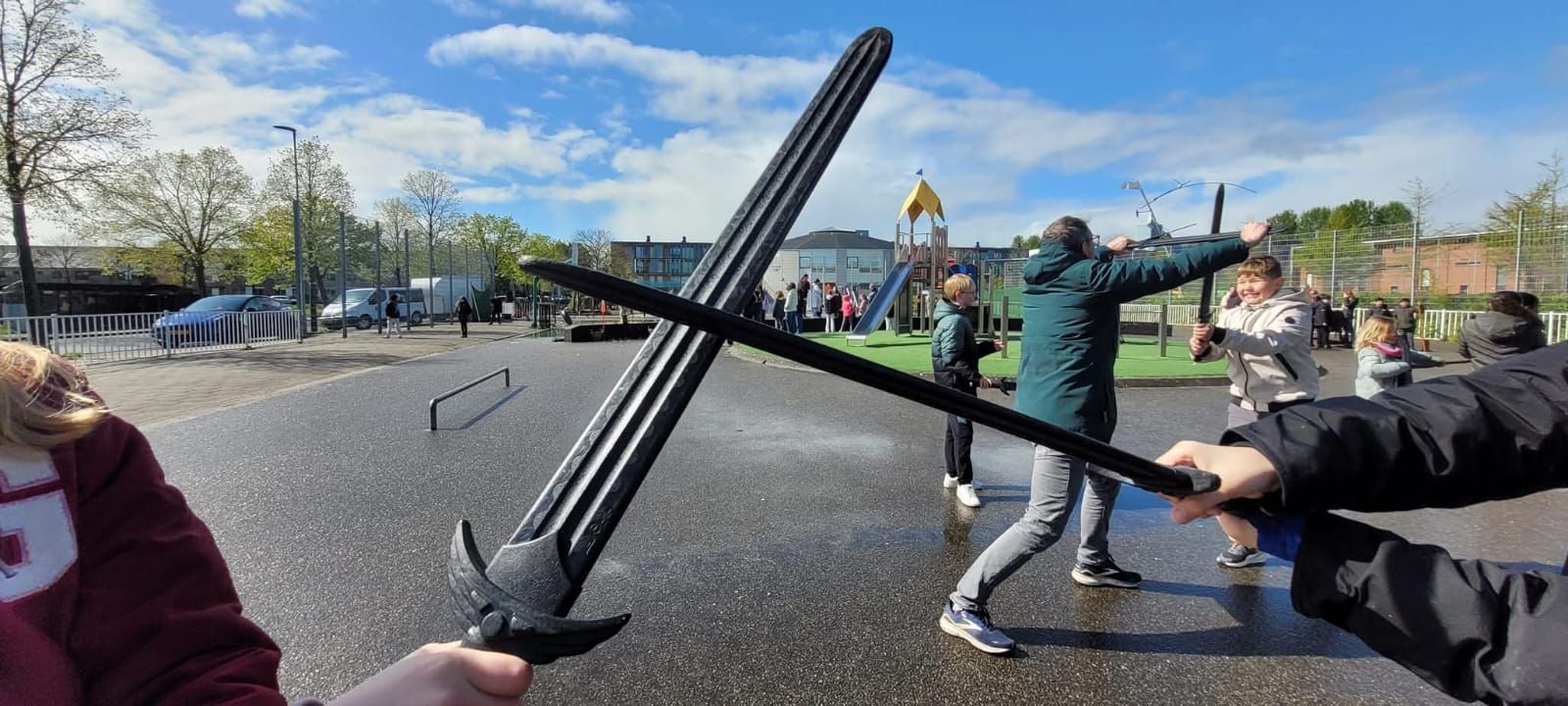 Zwaardvechtende kinderen met zwart zwaard van hard plastic