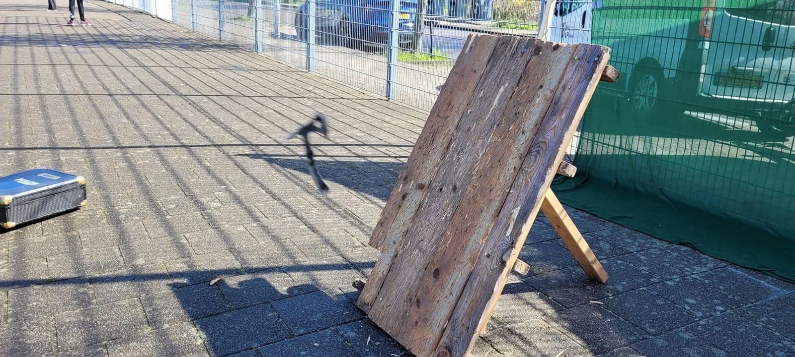 Bijl wordt geworpen op bord.