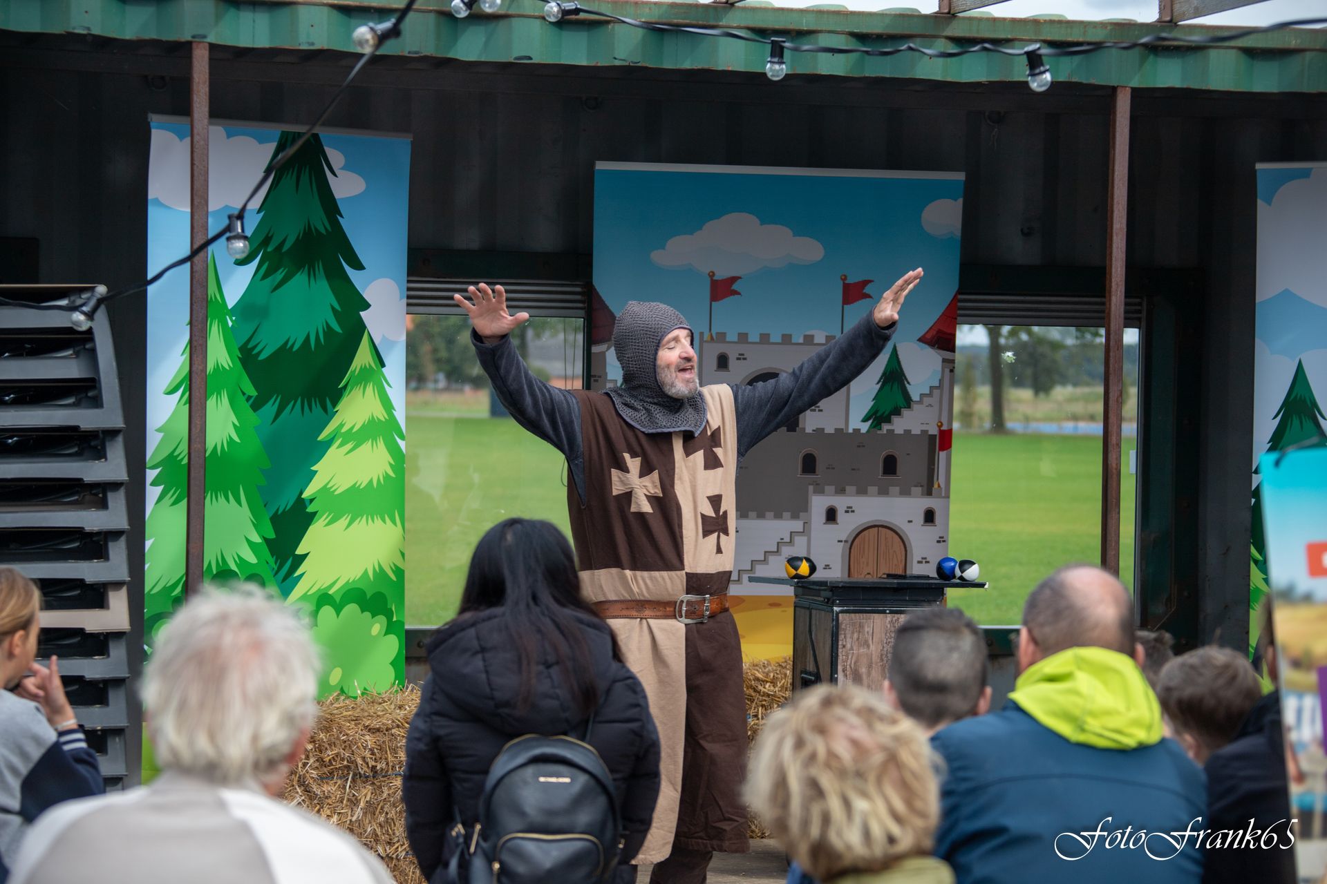 Ridder Arthur bouwt in zijn kindershow de spanning op.
