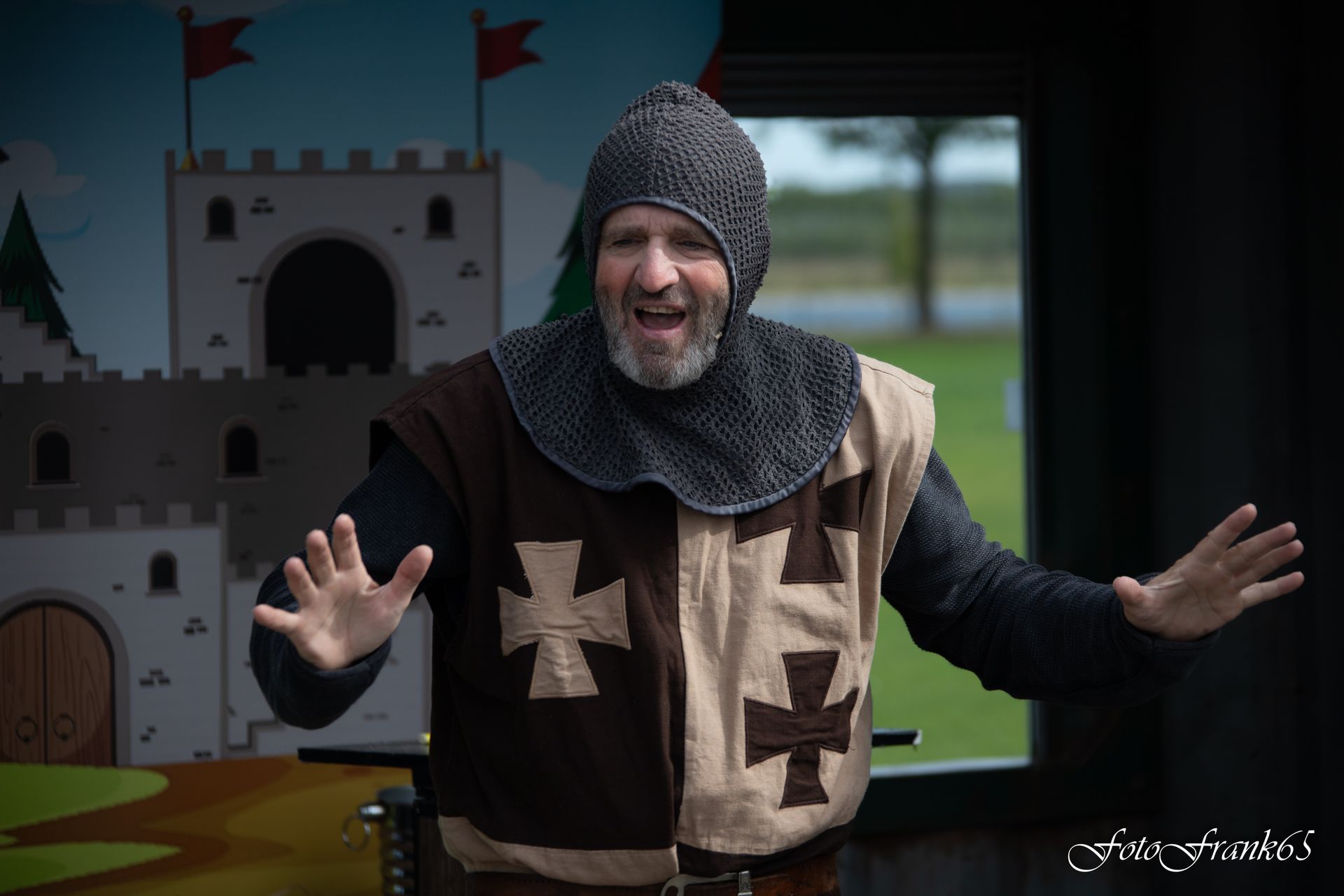 Ridder vertelt verhaal met armen wijd