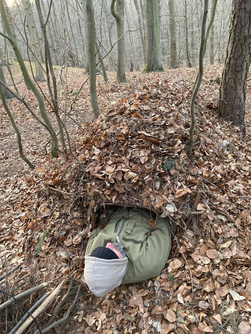 Laubhüttenbau, auch Debris Hut genannt und Übernachtung im Rahmen unseres Full-Survival-Trainings