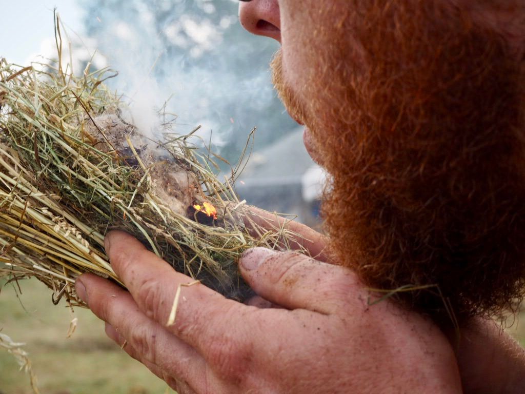 Herstellen eines Feuerbohrers und Entzünden des Zundernestes, das lernen wir im Feuer-Workshop der Wildnisschule Schorheide