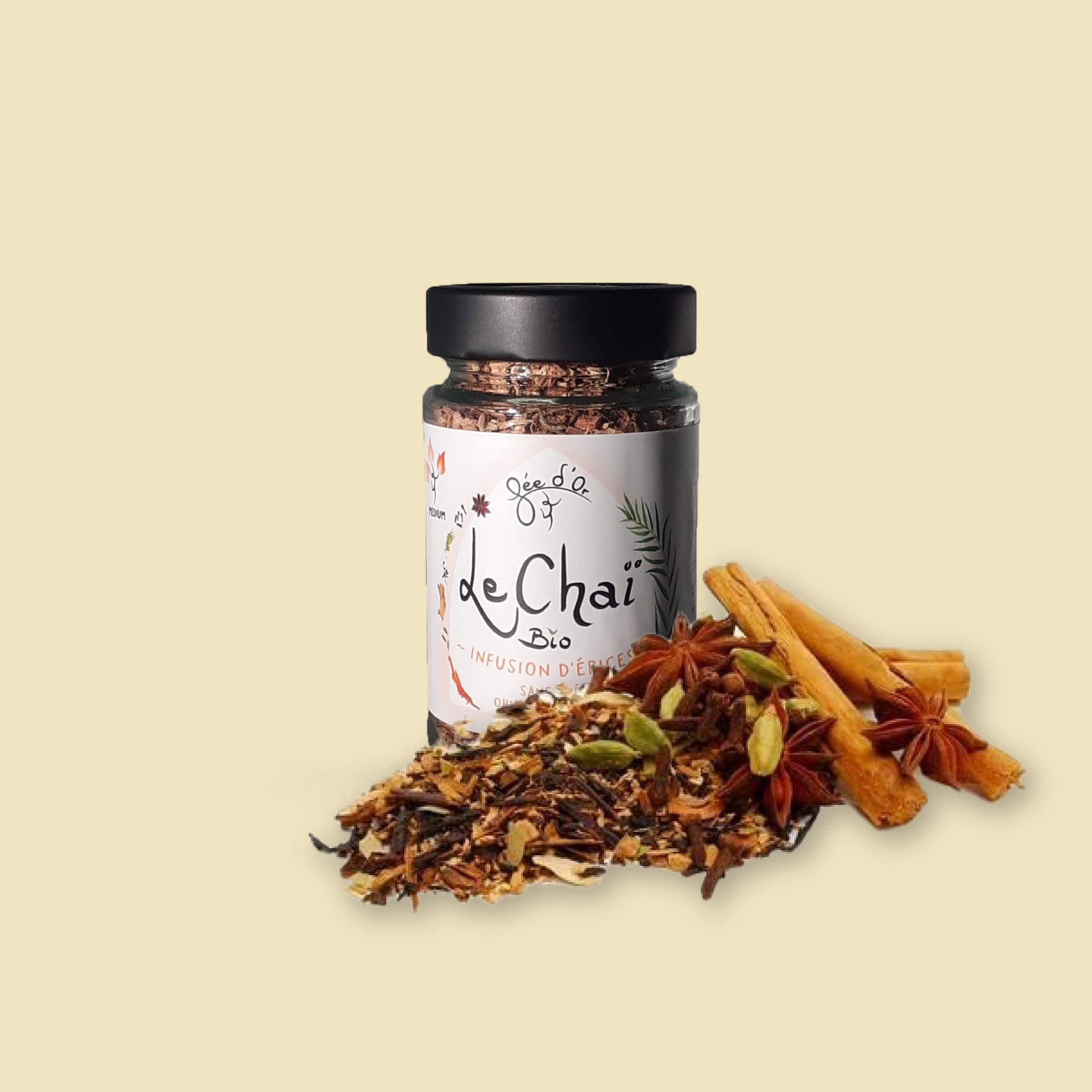 Pot de mélange de thé chai avec des épices séchées et des feuilles de thé sur fond beige clair