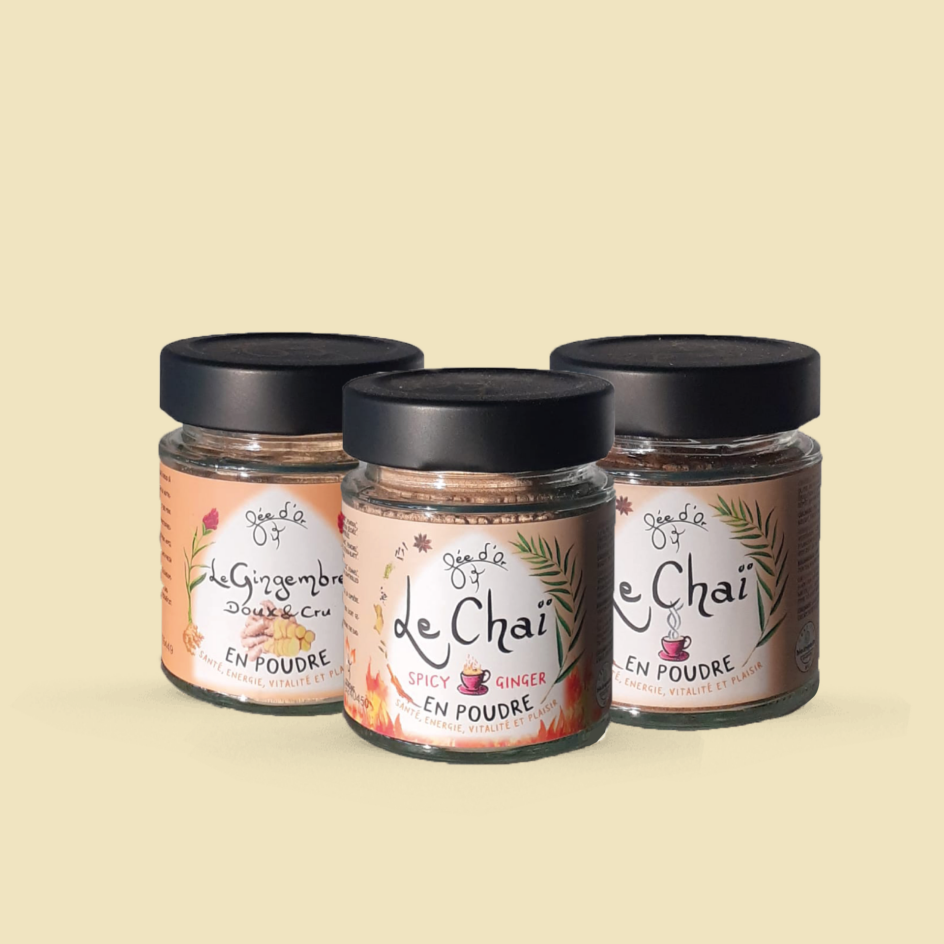 Trois pots de mélange d'épices chai avec des couvercles noirs sur un fond beige