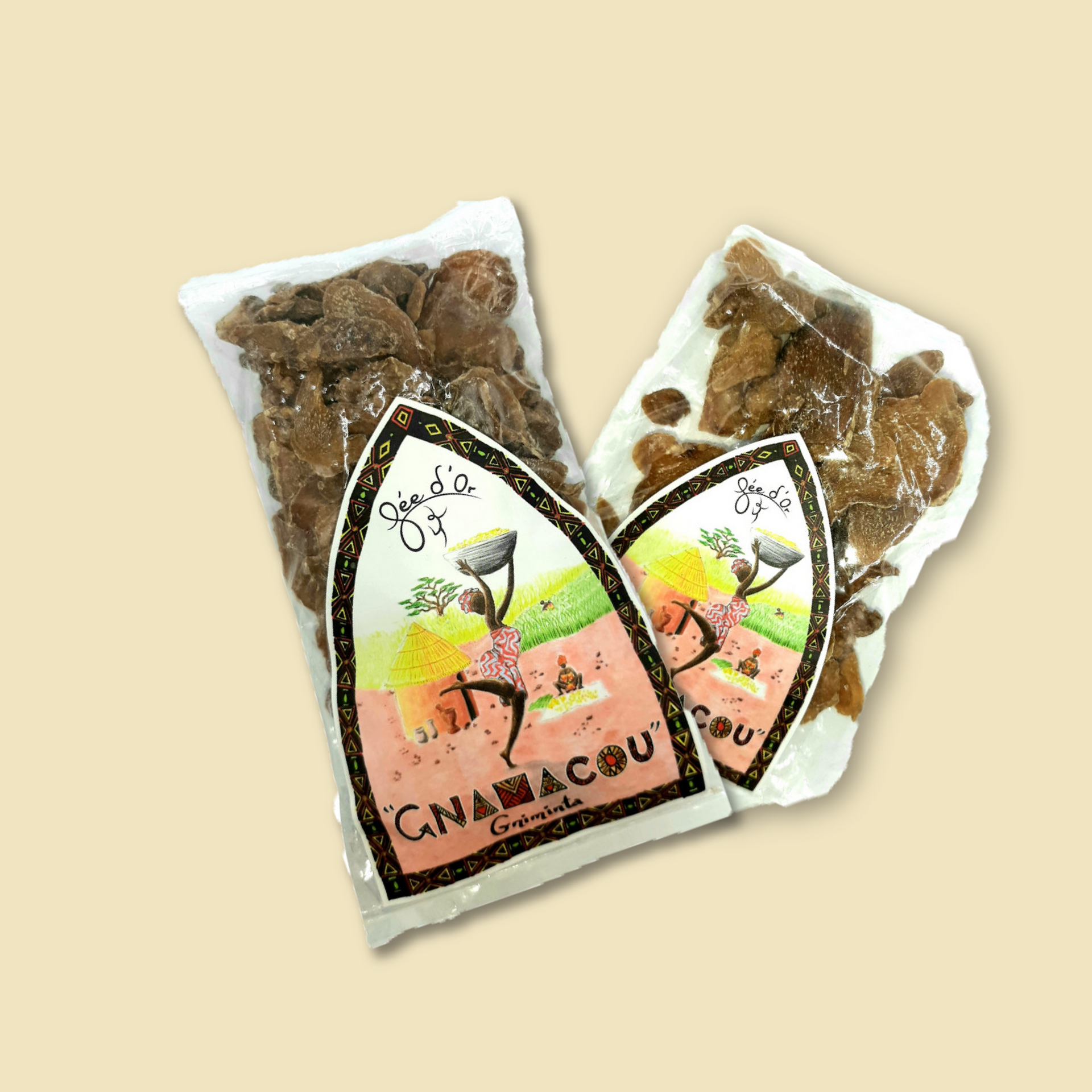 Deux sachets transparents de snacks secs avec des étiquettes colorées sur fond beige