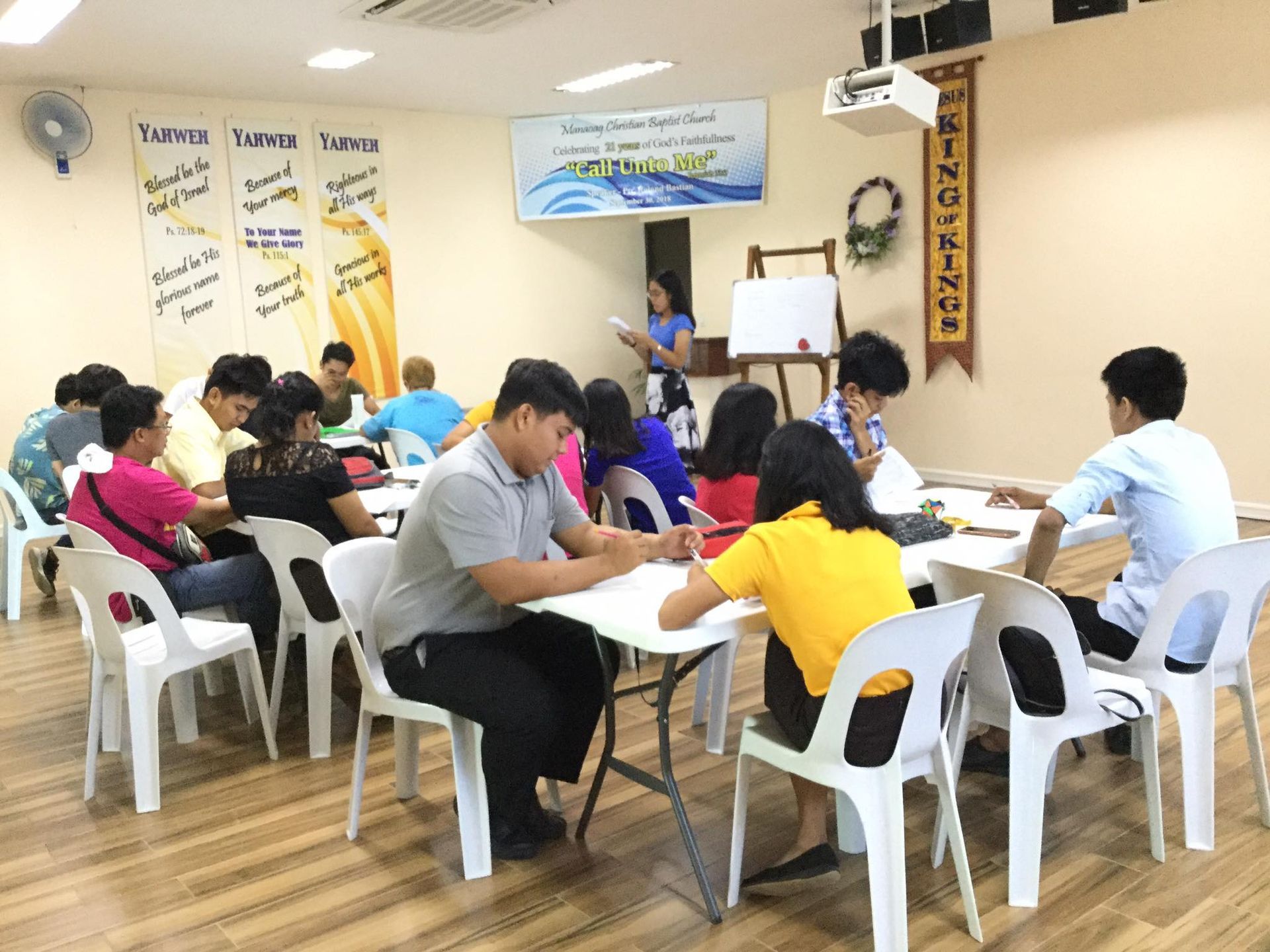 A group of people are sitting at tables in a room.