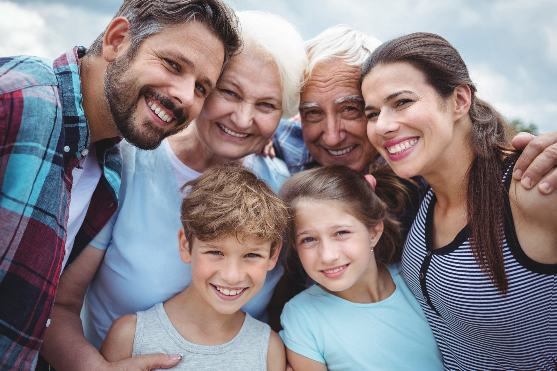 Eine große Familie posiert gemeinsam für ein Foto.