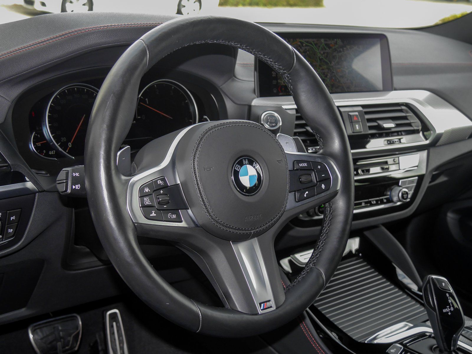 Eine Nahaufnahme des Lenkrads eines BMW