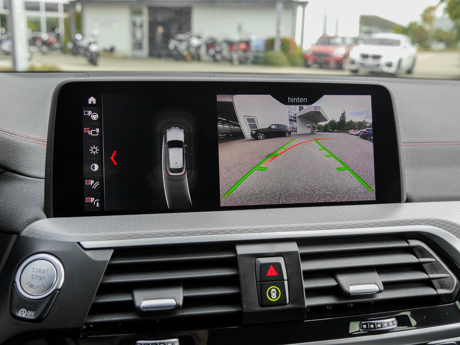 Auf dem Armaturenbrett eines Autos wird eine Rückfahrkamera angezeigt.