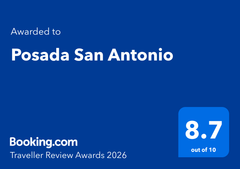 Posada San Antonio, galardón otorgado por Booking.com Traveller Review, con distintivo azul y una calificación de 8.7.