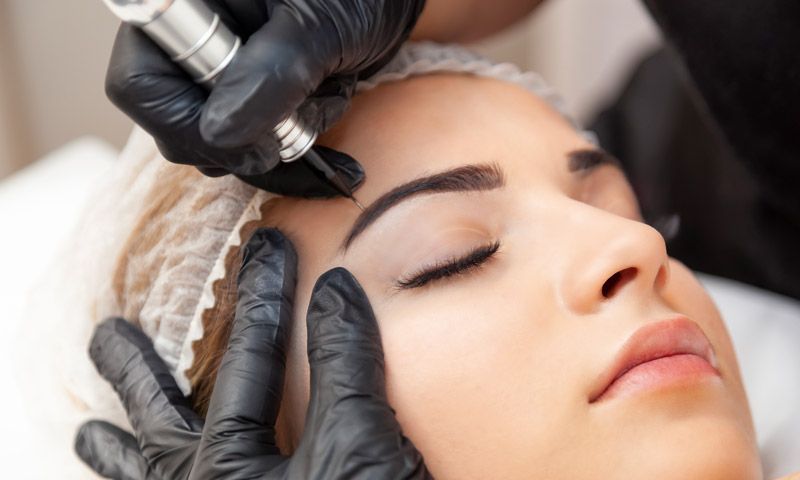 Eine Frau mit geschlossenen Augen bekommt eine Massage bei estetica kosmetik & fusspflege