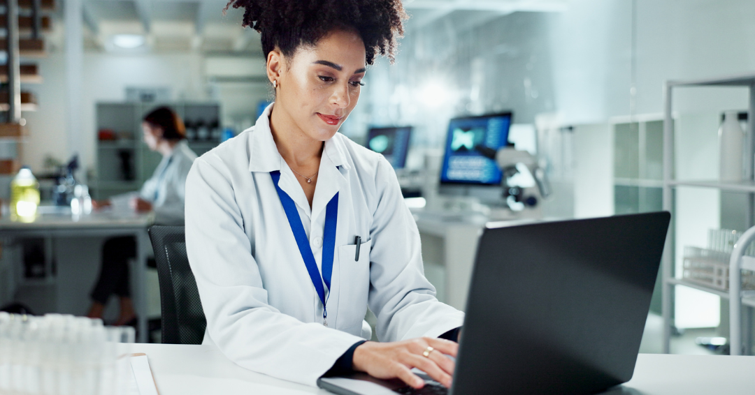 Pesquisadora utilizando software de bioinformática para análise de dados de sequenciamento genético