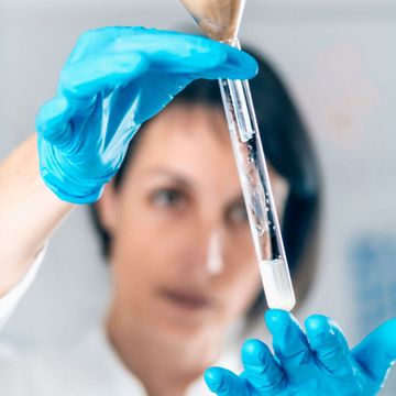 Cientista  focada no processamento de amostras para sequenciamento genético