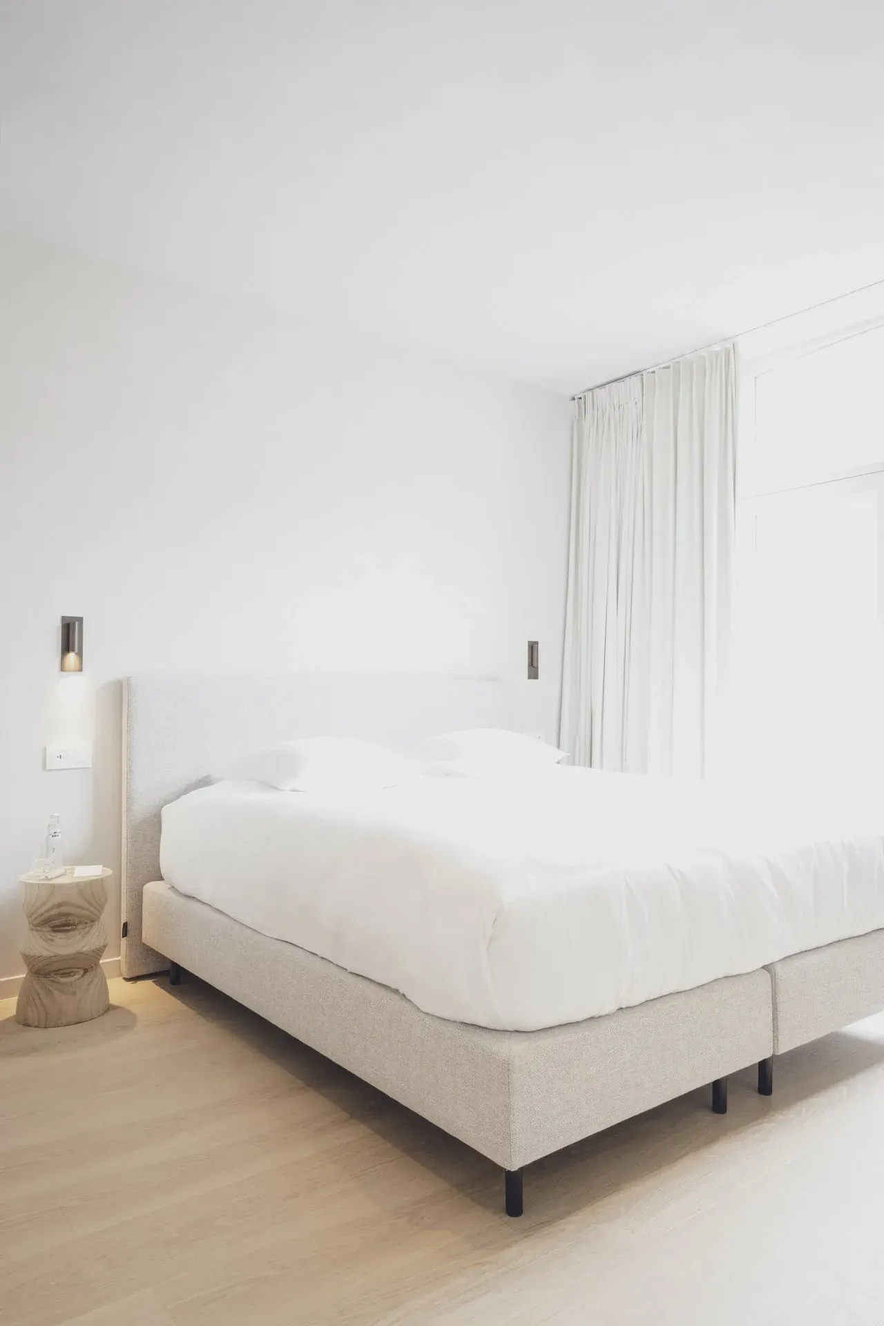 authentic kamer met bed en raam  in beeld