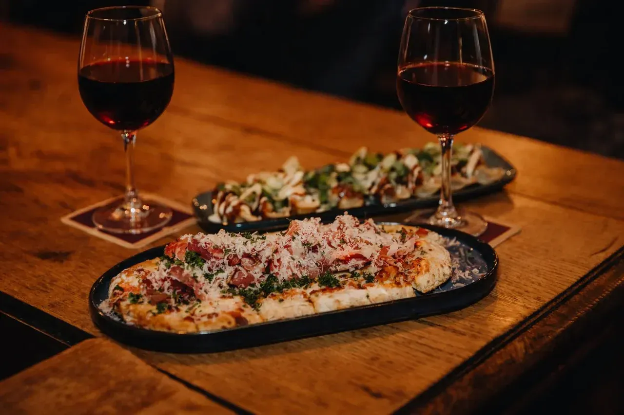 Tafel met pizza en wijn in restaurant