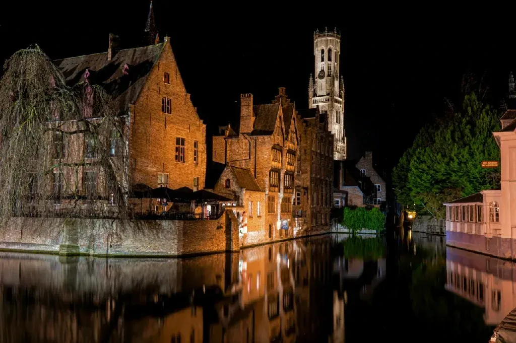 sfeerbeeld van brugge in de avond