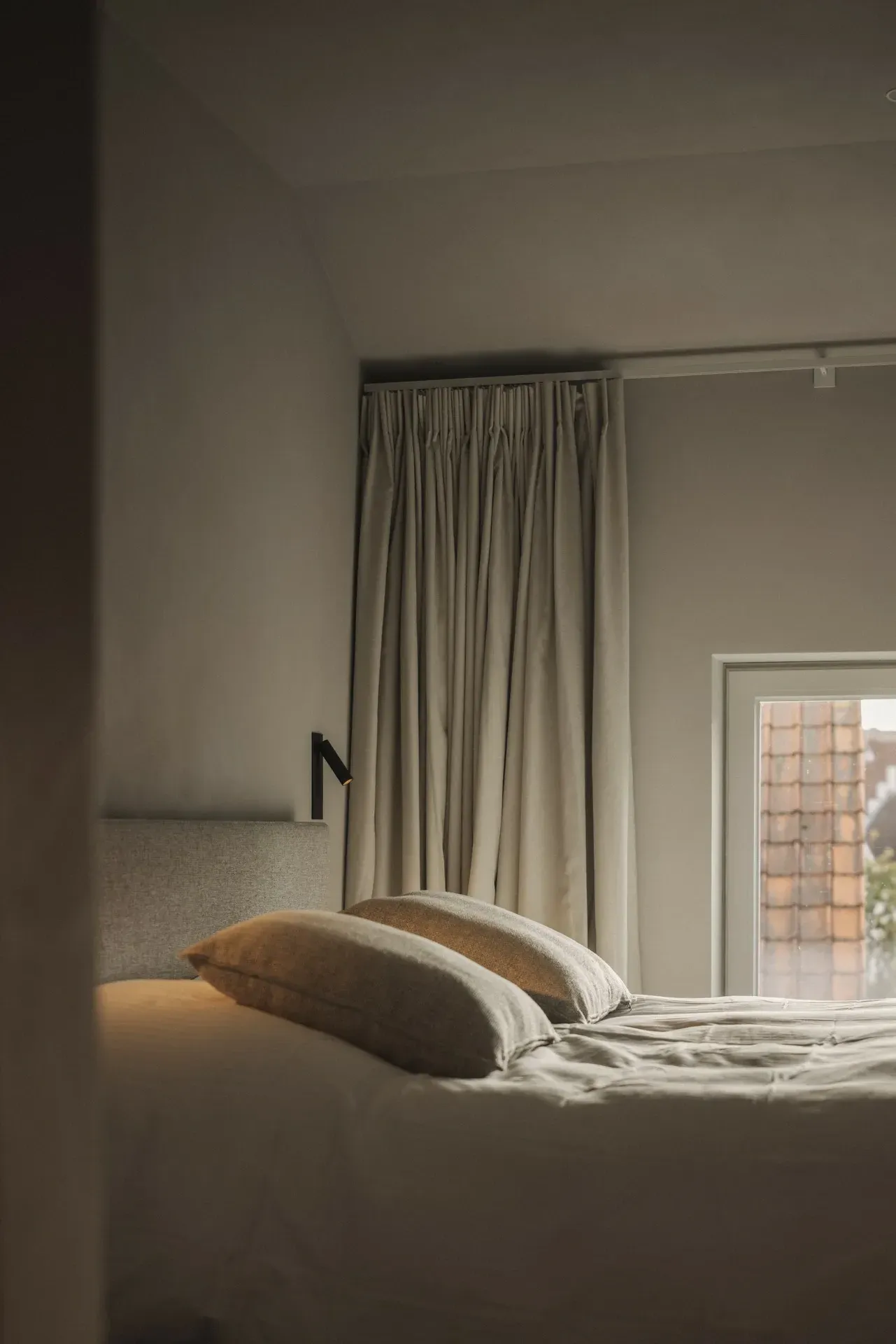 intimate kamer met zicht naar buiten en opgemaakt bed