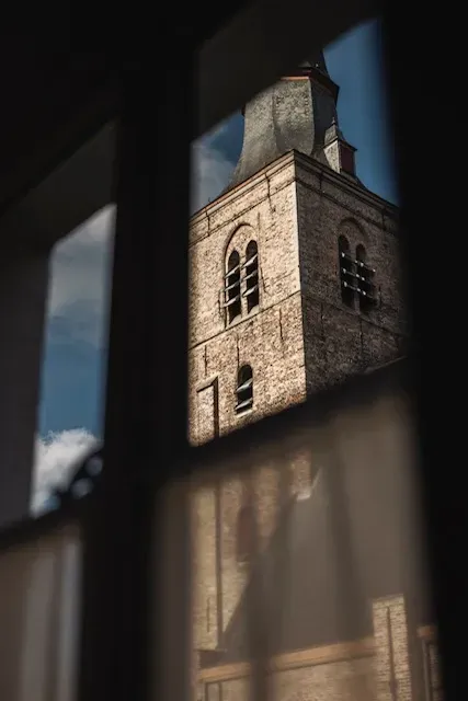 beeld van de kerk uit de kamer