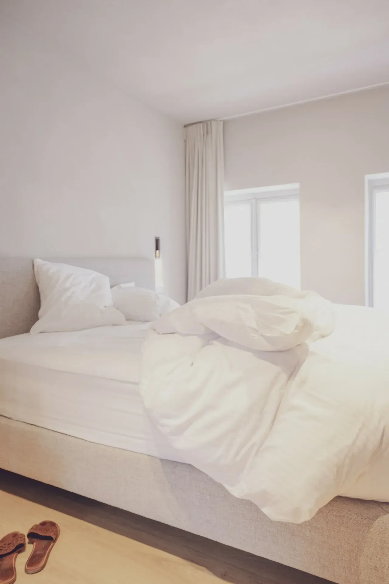 signature kamer met bed en kussens op de foto