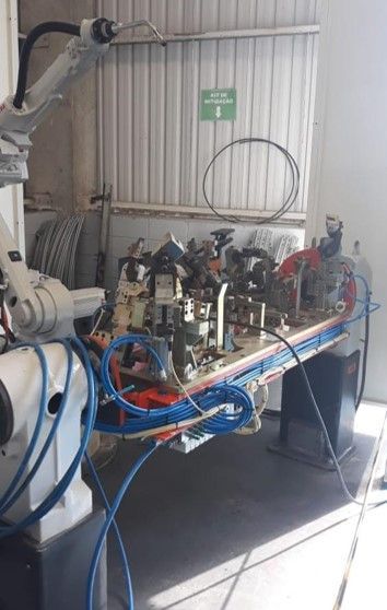 Uma máquina está em cima de uma mesa em uma sala.