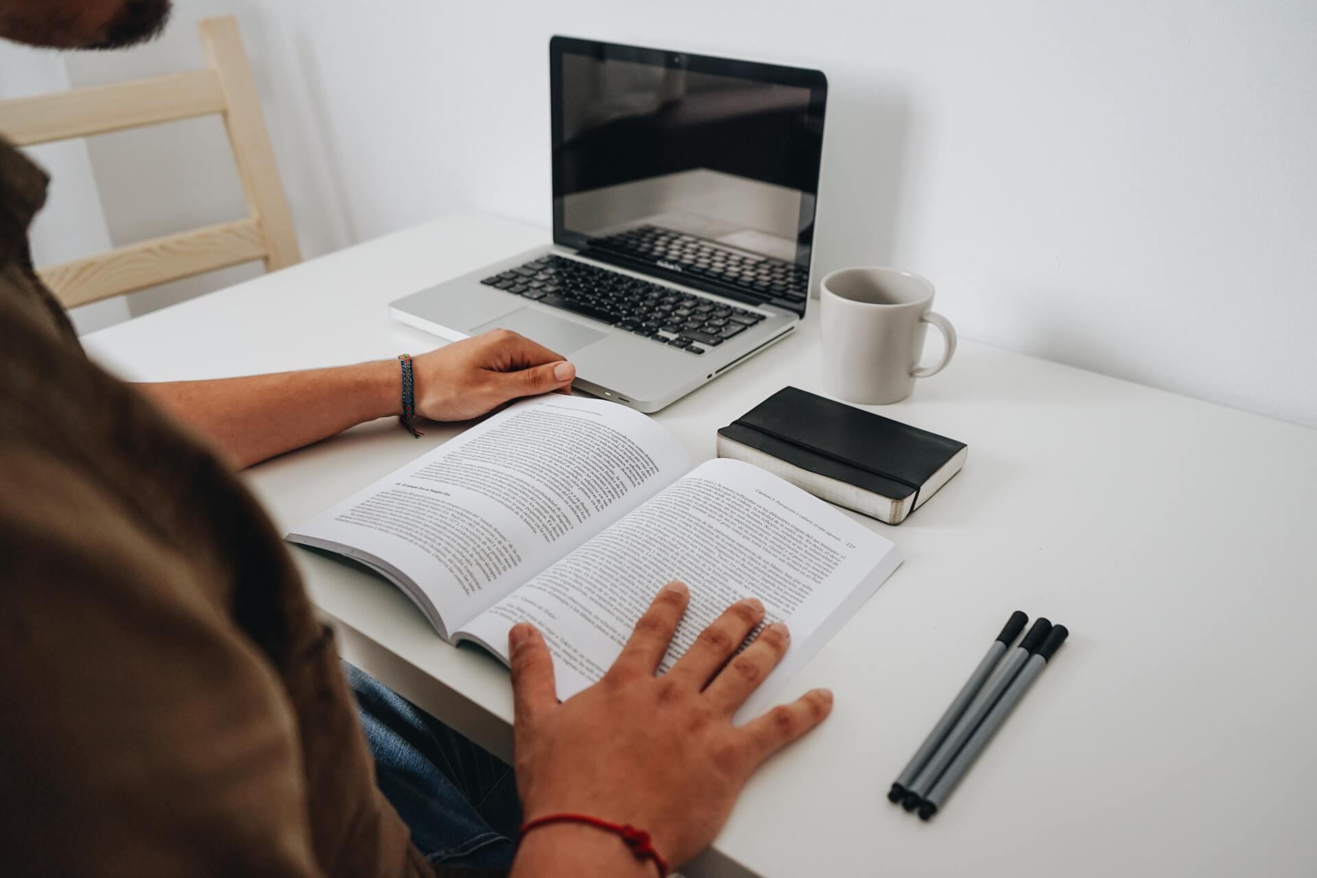 Hombre estudiando para adquirir nuevos conocimientos Hombre estudiando para adquirir nuevos conocimientos