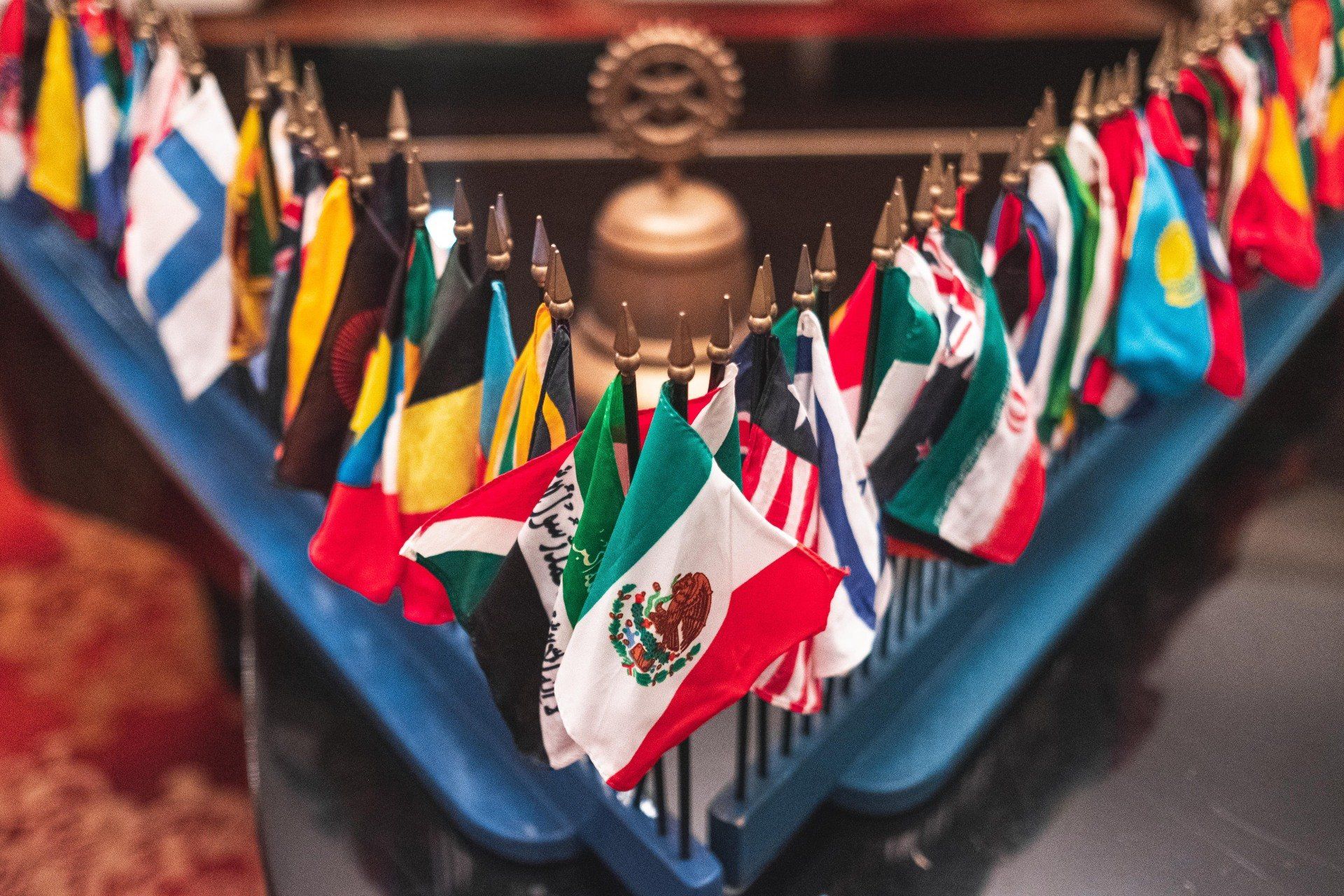 Simbolo Rotarios con banderas de paises Simbolo Rotarios con banderas de paises