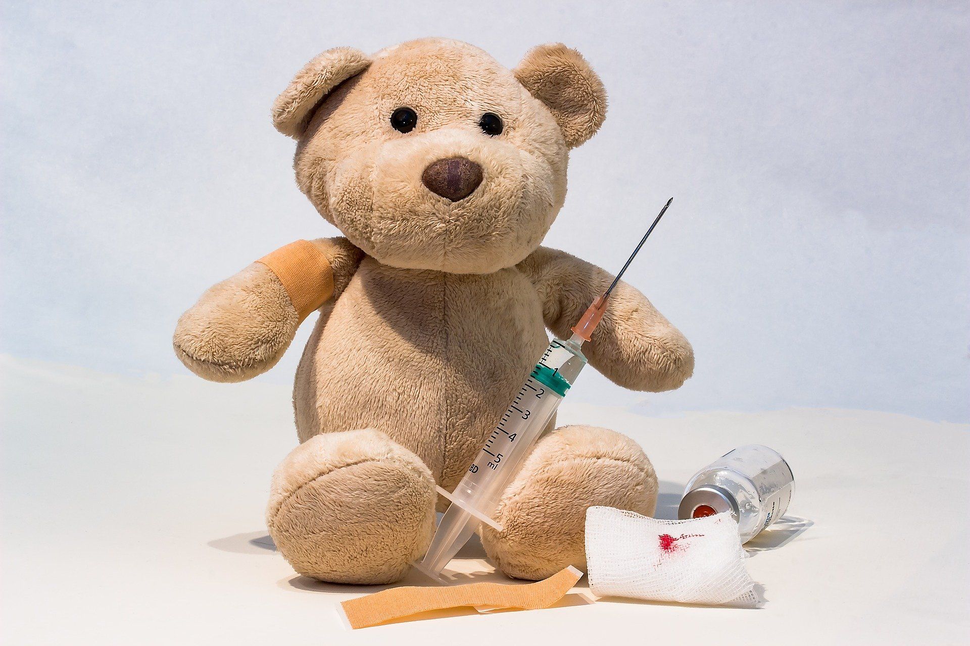 Oso de peluche con jeringa en campaña de vacunación contra la poliomielitis dirigido a la infancia Oso de peluche con jeringa en campaña de vacunación contra la poliomielitis dirigido a la infancia