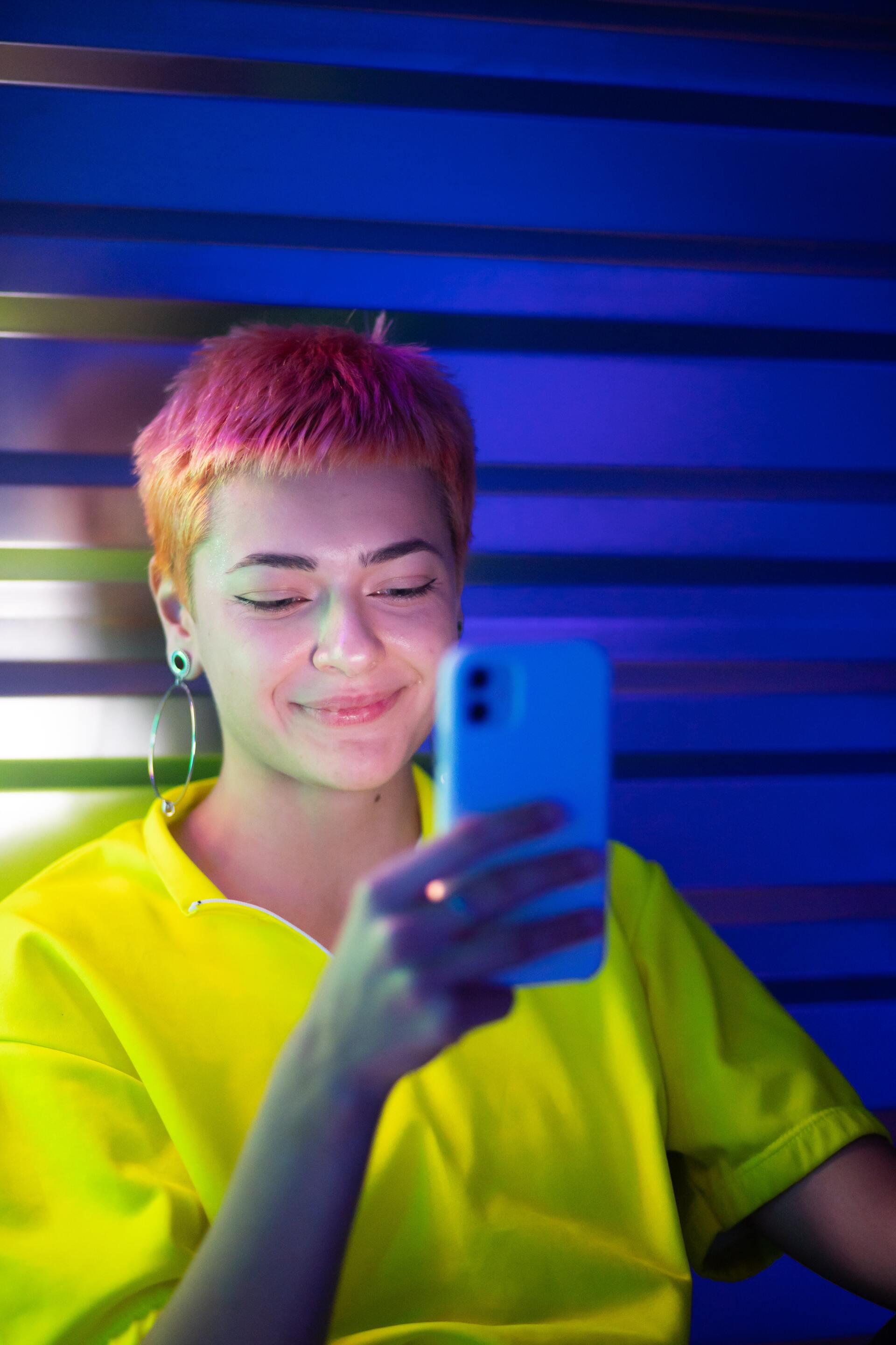 mujer joven generacion z con ropa colorida y celular en la mano mujer joven generacion z con ropa colorida y celular en la mano