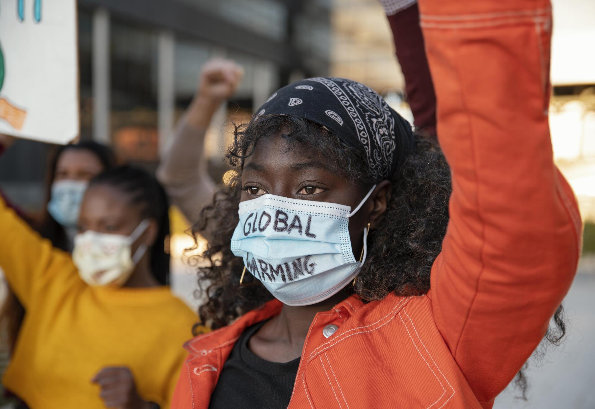 Cerca de personas que protestaban con máscaras Cerca de personas que protestaban con máscaras