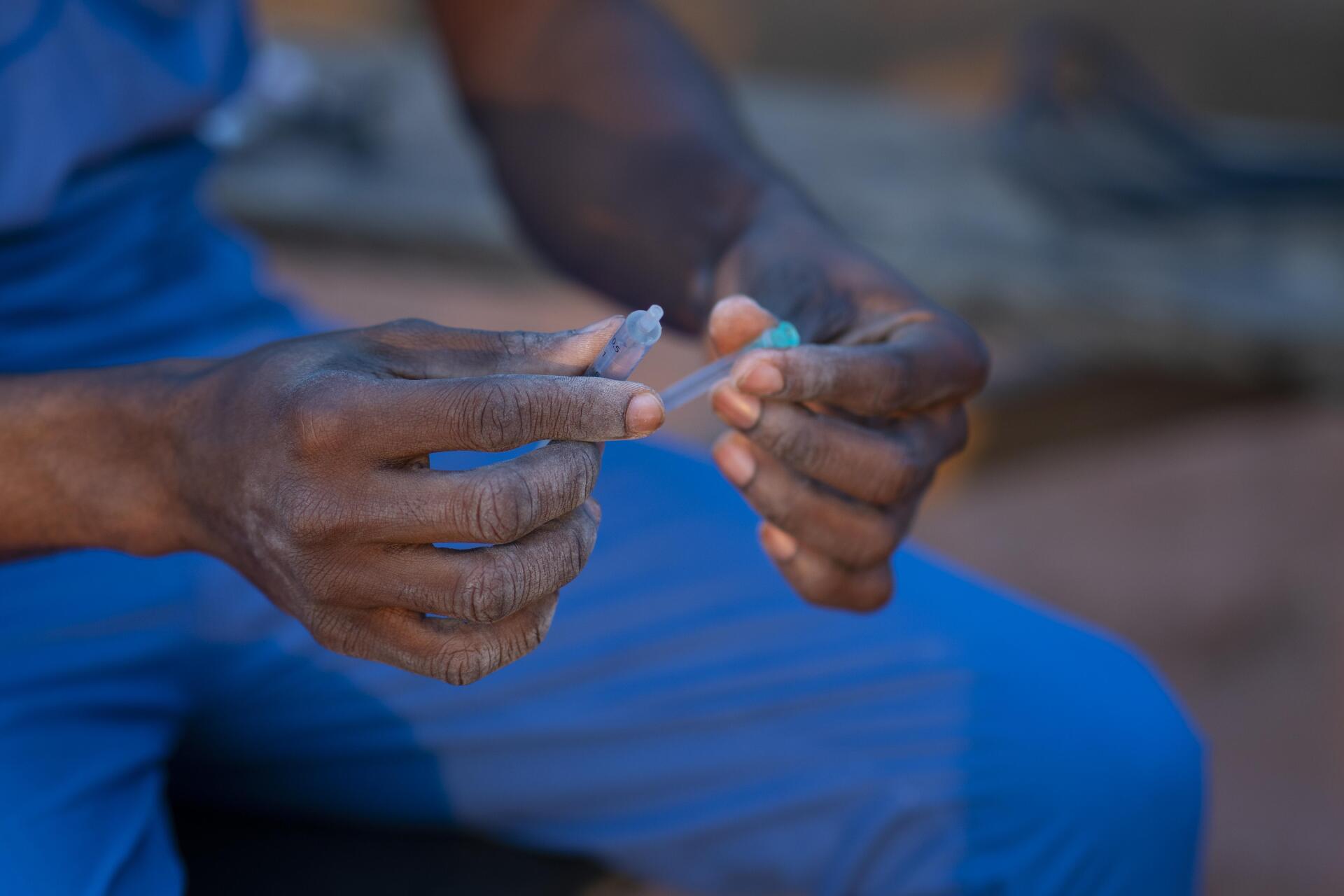 Enfermero de ayuda humanitaria de áfrica preparándose para trabajar Enfermero de ayuda humanitaria de áfrica preparándose para trabajar