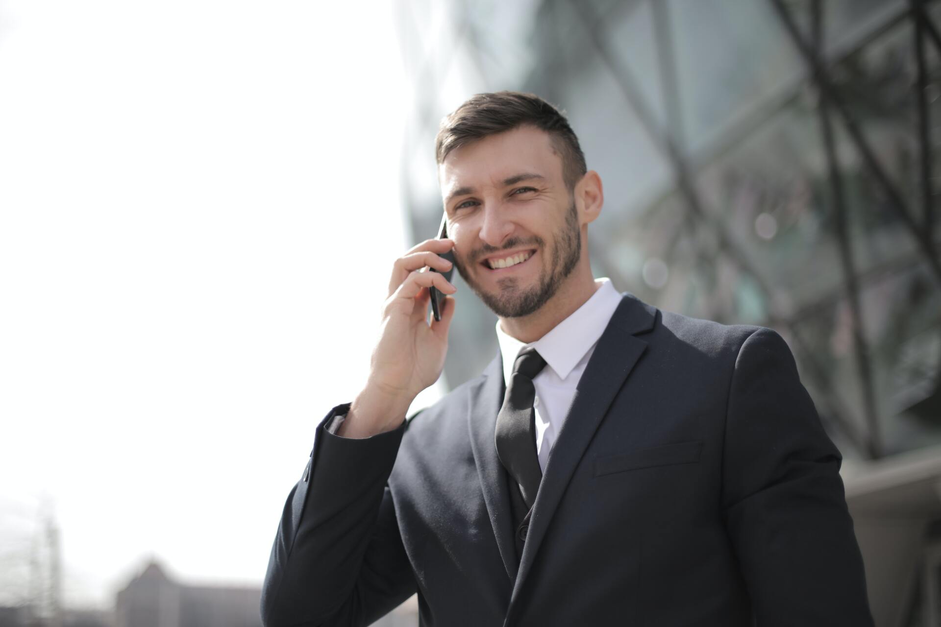 hombre profesionista joven en traje y con celular
