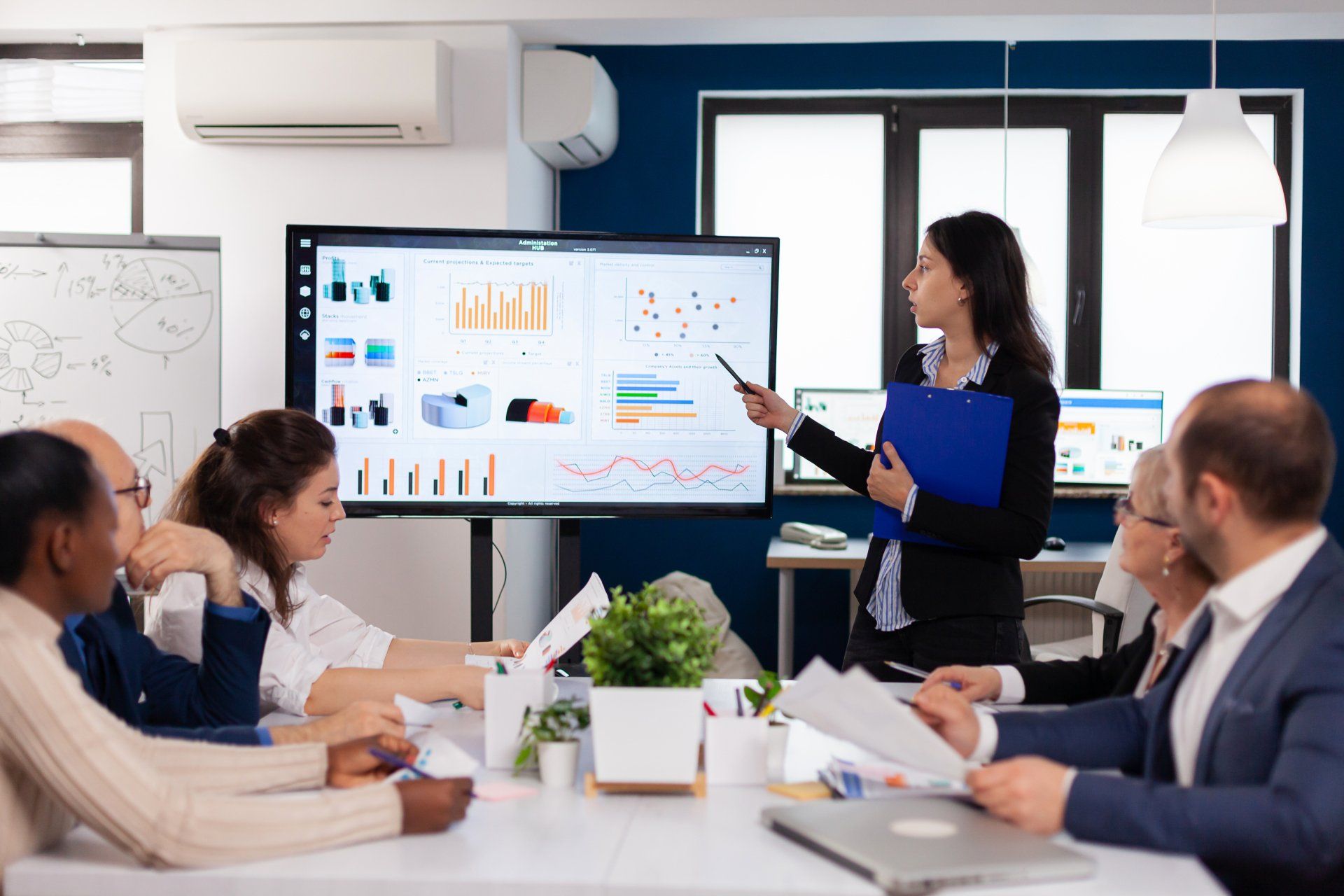 mujer líder en empresa fomenta cultura paz mujer líder en empresa fomenta cultura paz