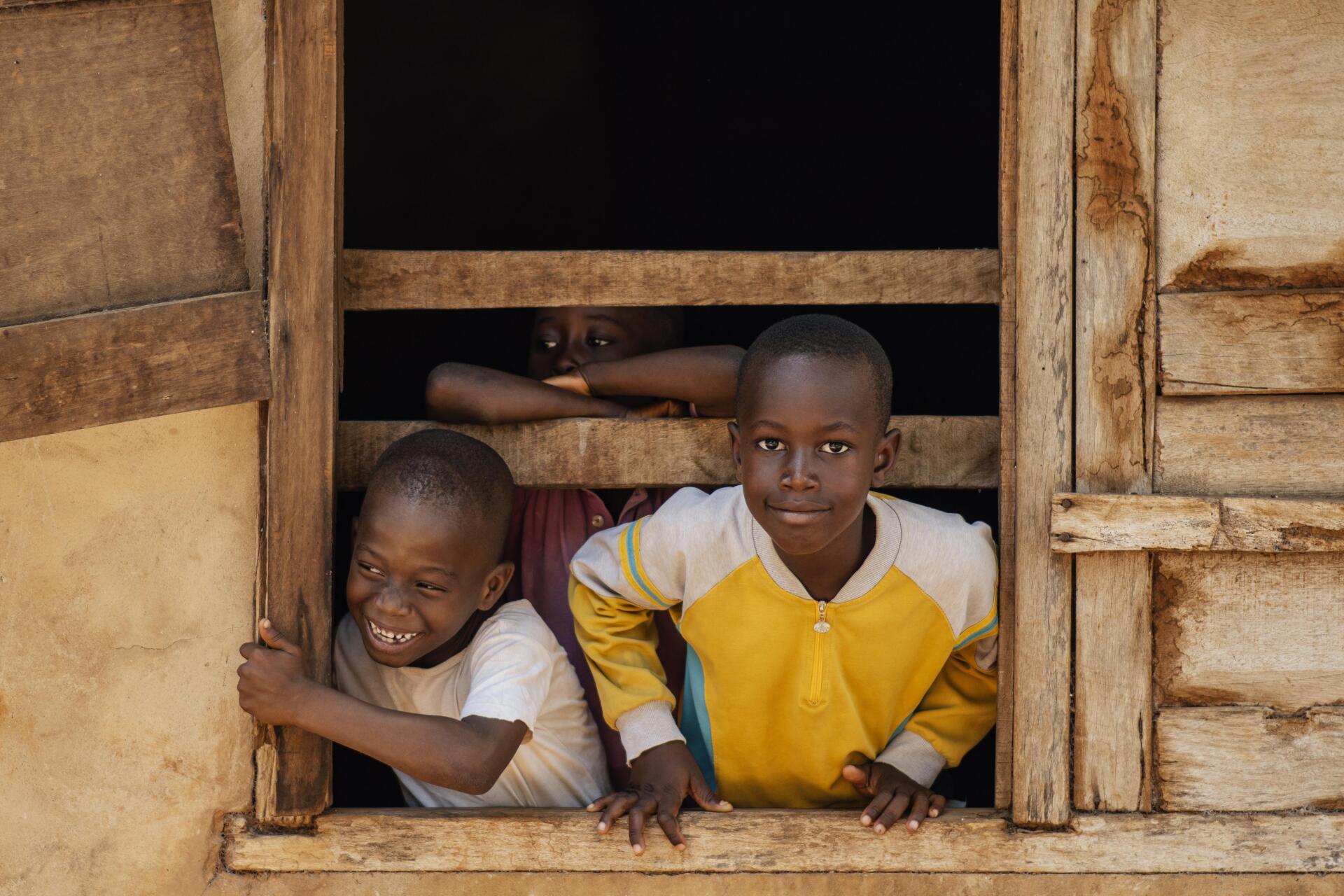 medium-shot-smiley-kids-posing-together medium-shot-smiley-kids-posing-together