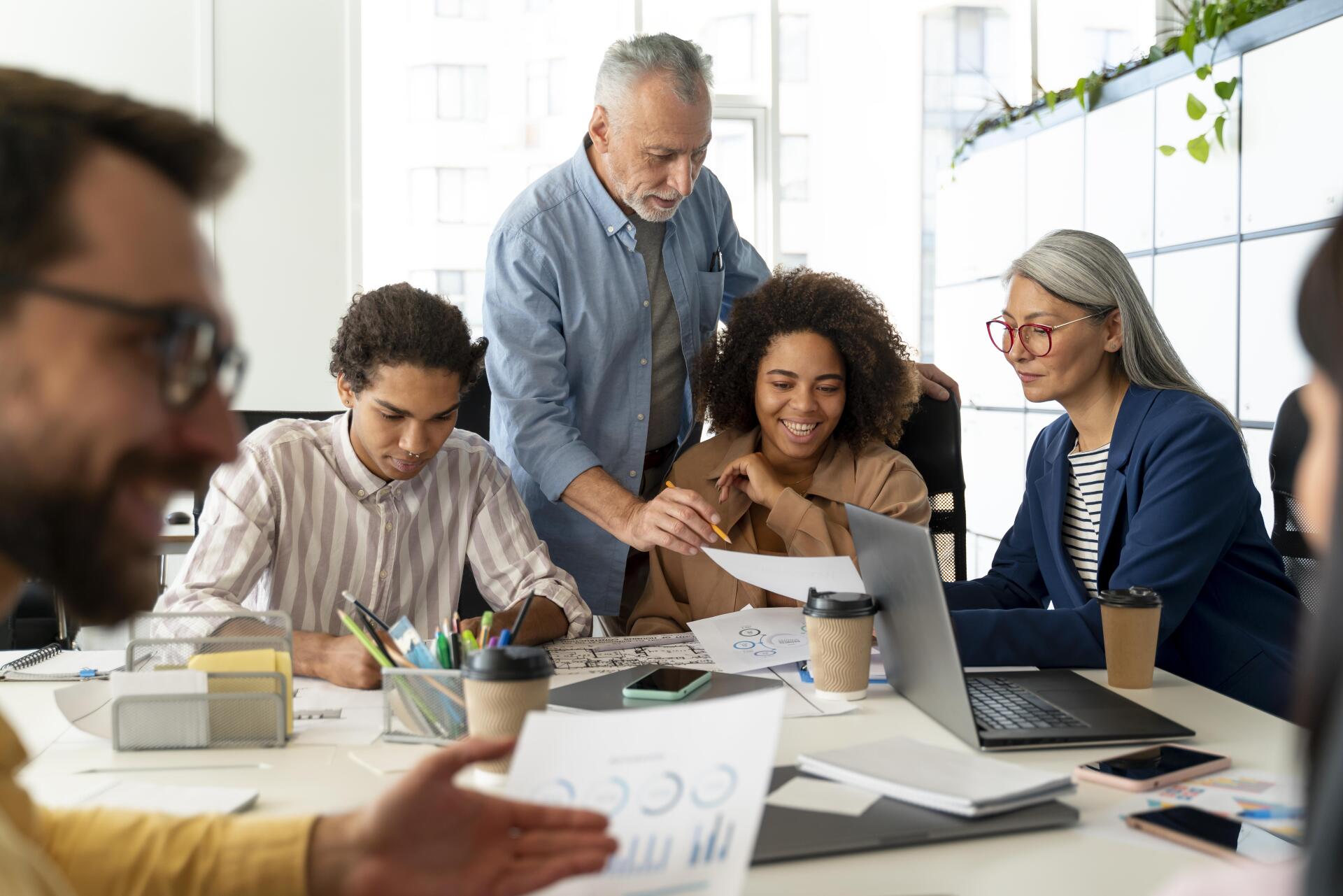 Personas que trabajan como empresa en equipo Personas que trabajan como empresa en equipo