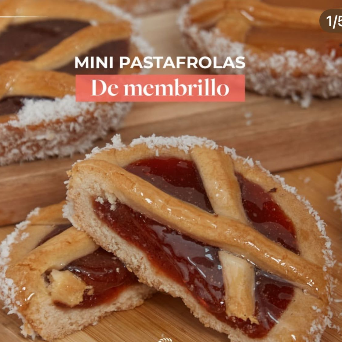 Mini pastafrolas rellenas de membrillo, primer plano.