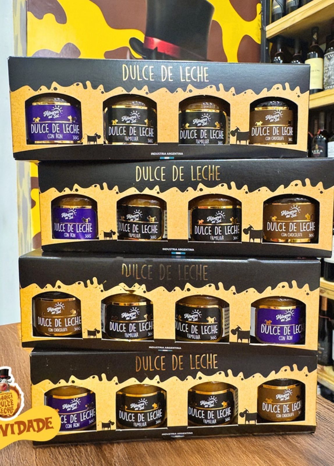 Cuatro cajas de regalo de frascos de Dulce de Leche en una tienda, varios sabores.