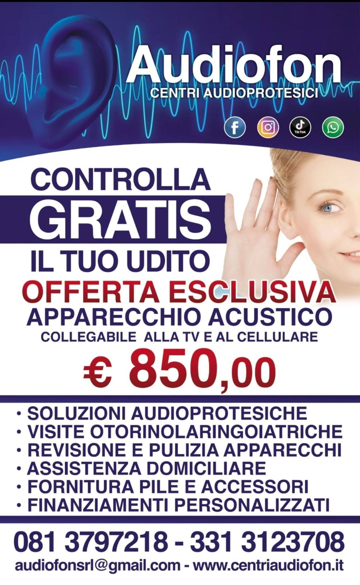 Apparecchio acustico beige con tubo e auricolare trasparenti, appoggiato su una superficie bianca, con tre auricolari neri sullo sfondo.