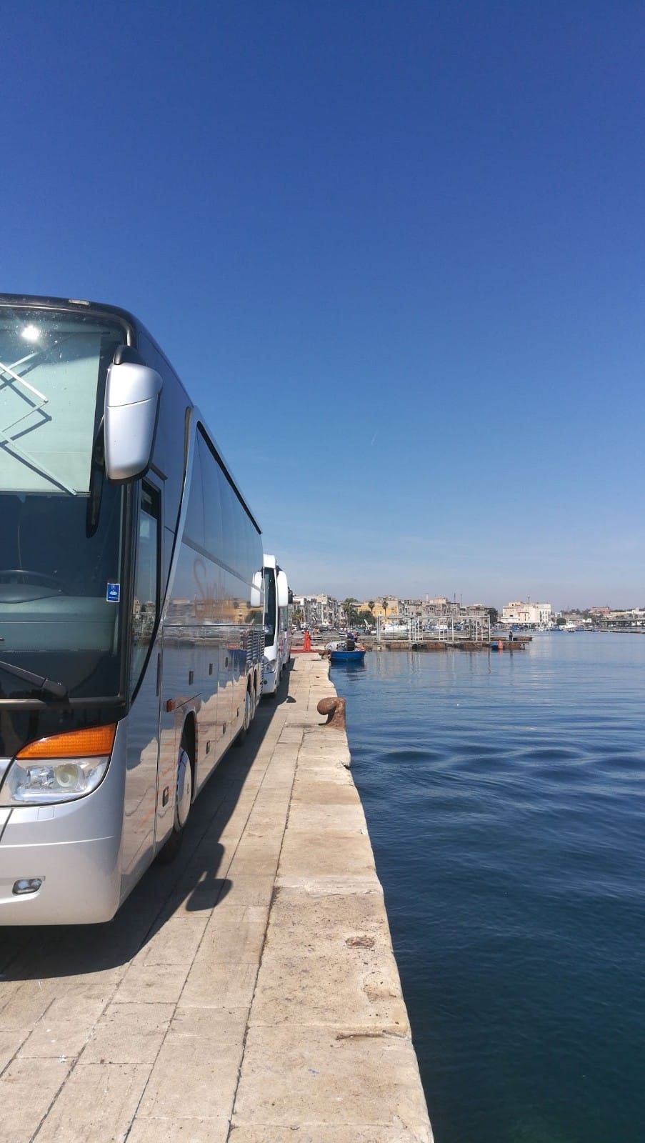 bus turistico in riva al mare