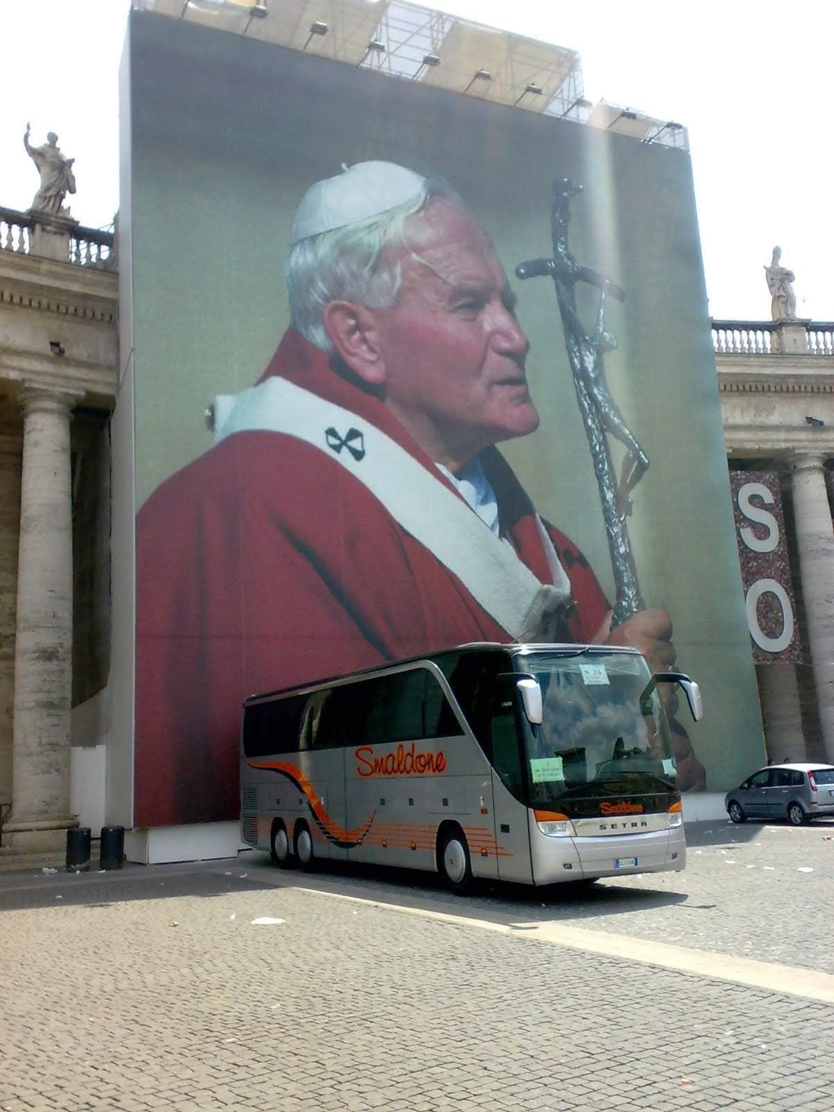 bus turistico commemorazione papa