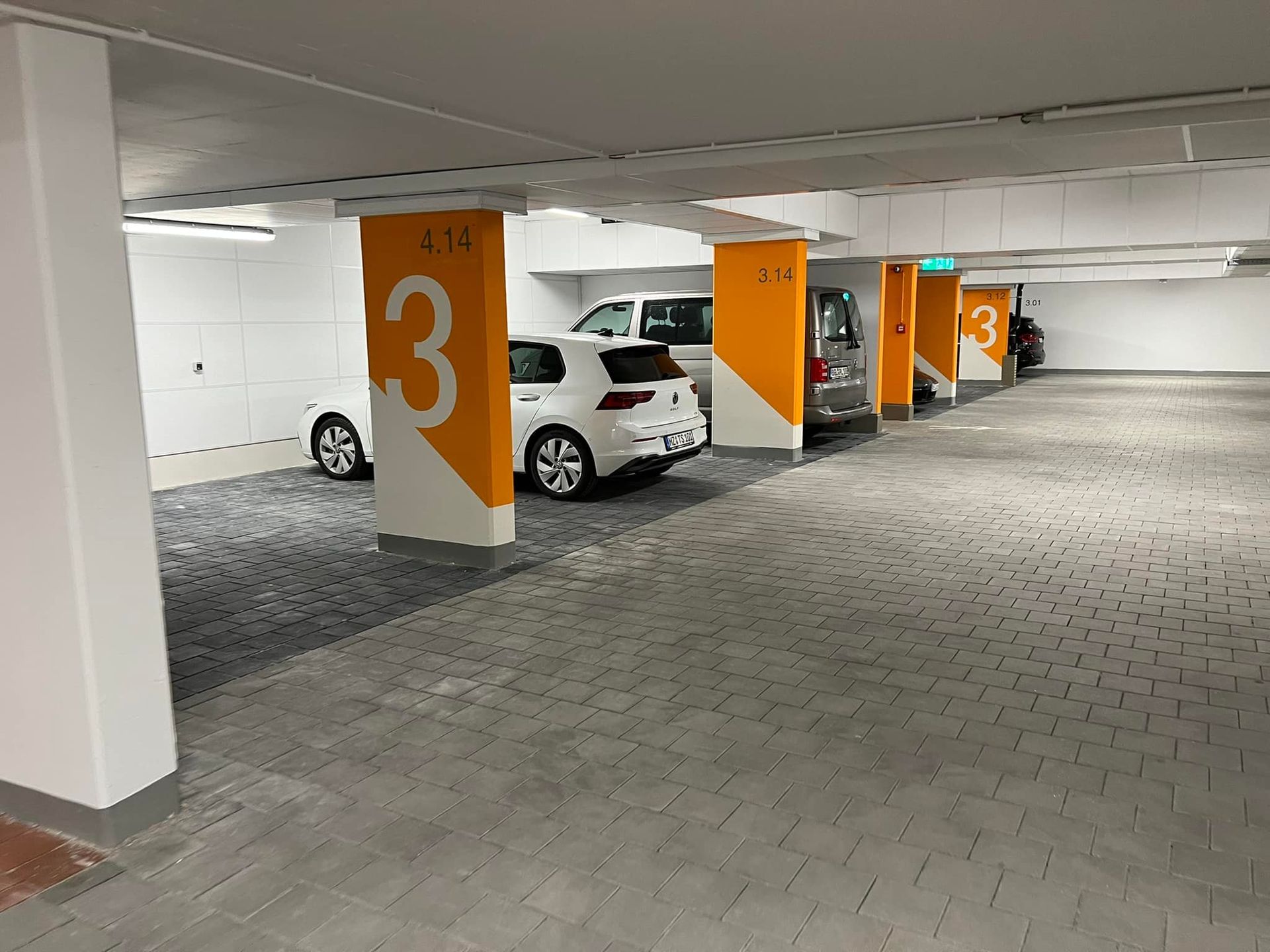 In einem Parkhaus steht eine Reihe von Autos.