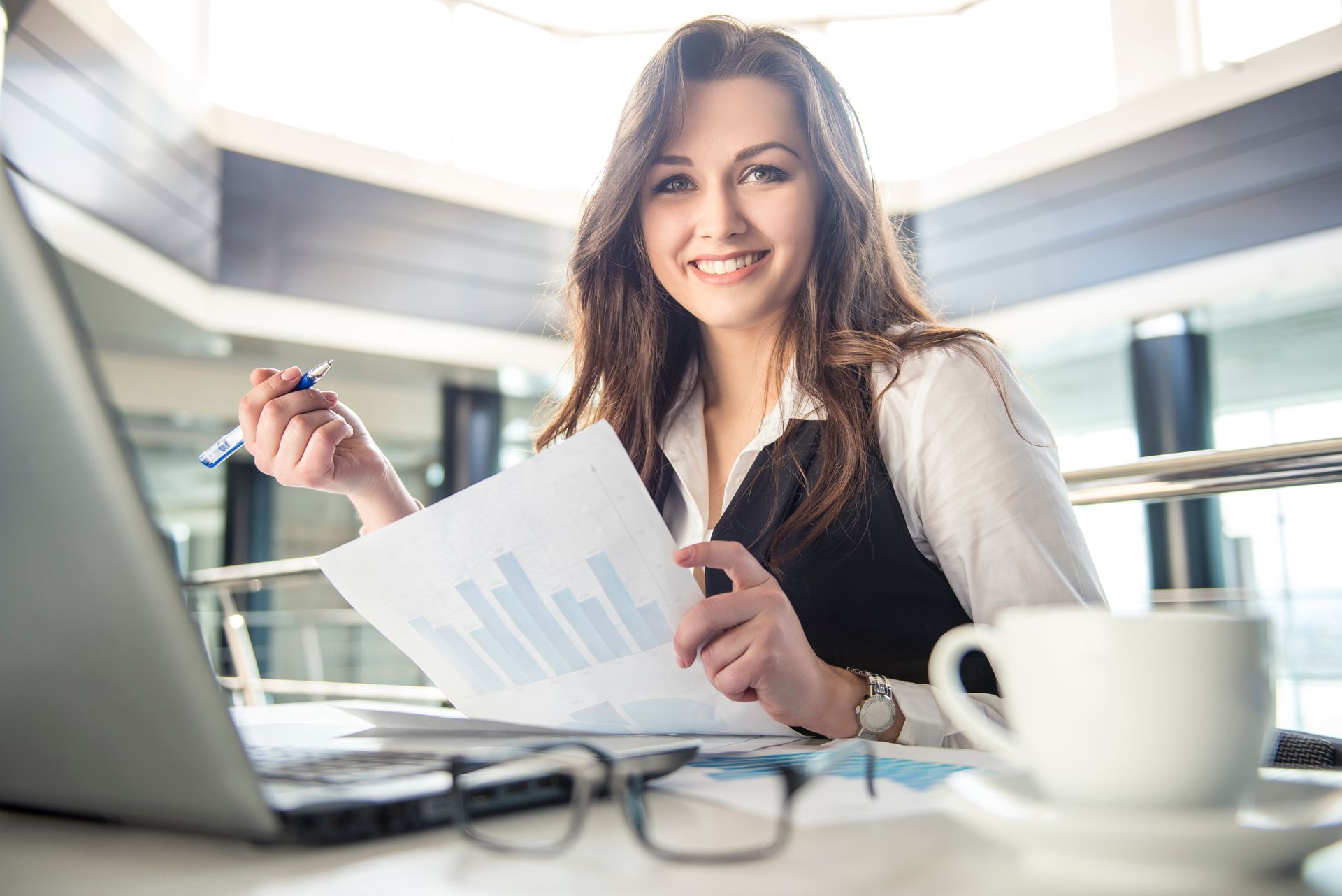 Employée examinant des graphiques et des statistiques de marketing.